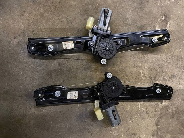 Склопідйомник задніх правих дверей 51357281888 BMW