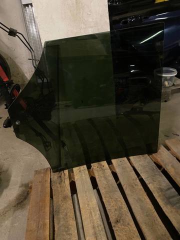 Скло заднє праве 51357388870 BMW