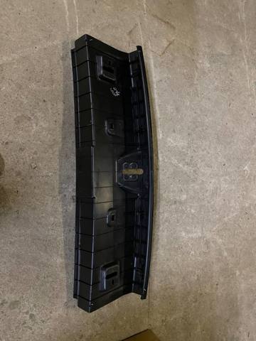 Накладка перегородки 51477221868 BMW