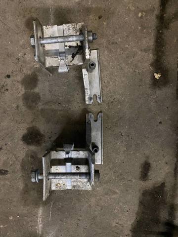 Кронштейн передньої балки 51647245795 BMW
