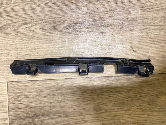 Кронштейн зовнішньої накладки порога правого 51777183902 BMW