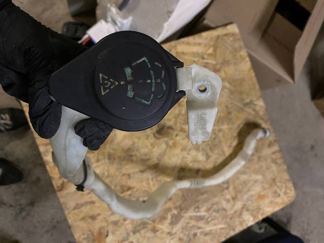 Горловина бачка омивача 61667203270 BMW
