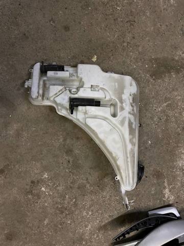 Бачок склоомивача 61667241672 BMW