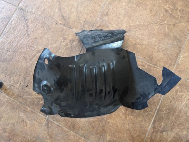 Підкрилок переднього крила, правий передній 8200460515 RENAULT