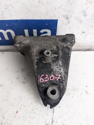 Кронштейн подушки (опори) двигуна, правої A6042230004 MERCEDES