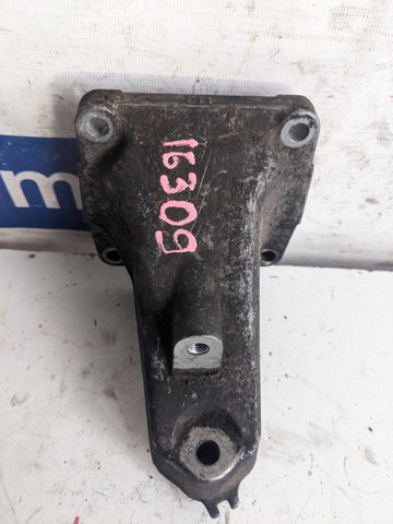 Кронштейн подушки (опори) двигуна, лівої A6112230604 MERCEDES
