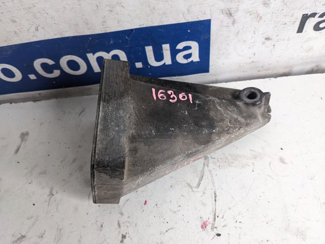 Кронштейн подушки (опори) двигуна, правої A6112230804 MERCEDES