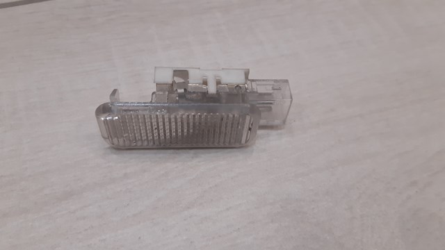 Плафон підсвітки багажного відсіку 8D0947415 VAG