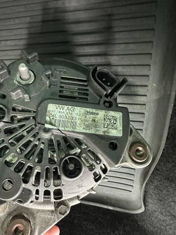 Авто генератор 04L903023H VAG