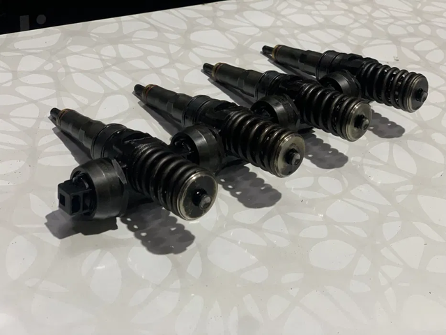 Форсунка вприску палива 038130073AG VAG