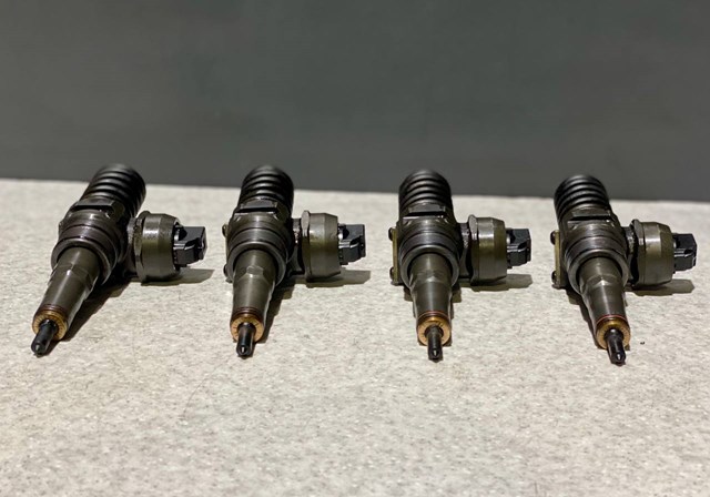 Форсунка дизельна в зборі, розпилювач + тримач 038130073BQ VAG