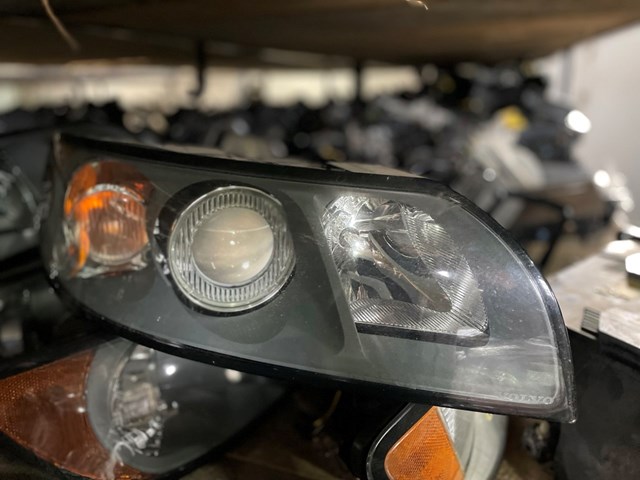 Фара правая 30698649 VOLVO