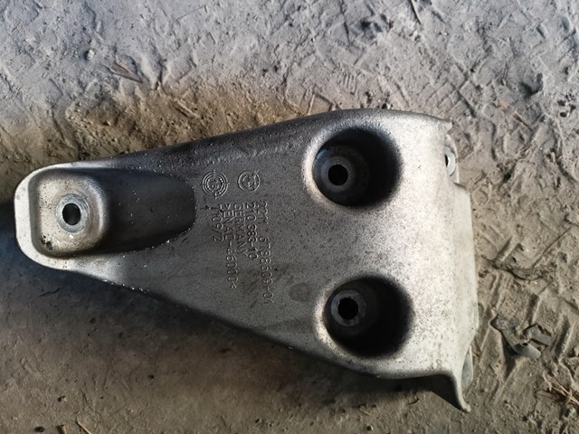 Кронштейн подушки (опори) двигуна, лівої 22116788609 BMW