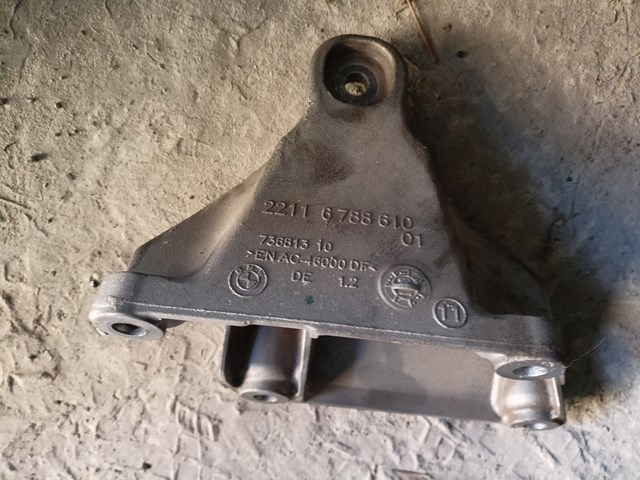 Кронштейн подушки (опори) двигуна, правої 22116788610 BMW