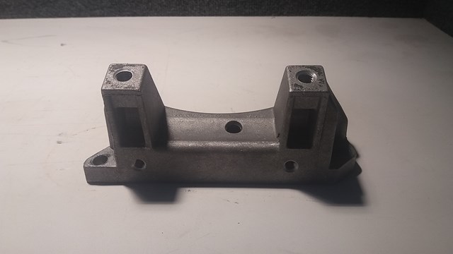 Кронштейн подушки КПП A1402421340 MERCEDES