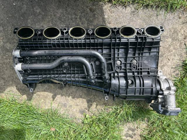 Колектор впускний 11618603913 BMW