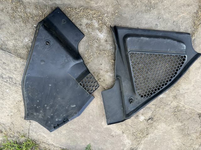 Заглушка жабо збоку 51717399018 BMW