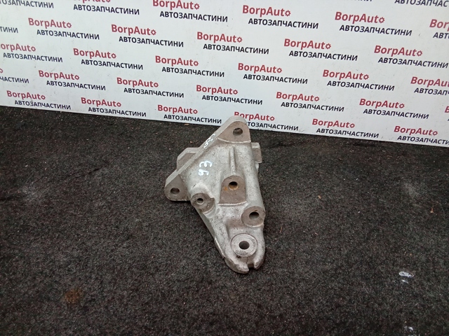 Кронштейн подушки (опори) двигуна, лівої 1022234104 MERCEDES