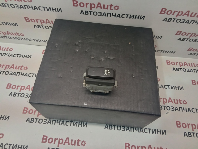 Кнопки заднього правого склопід'ємника 28082 RENAULT