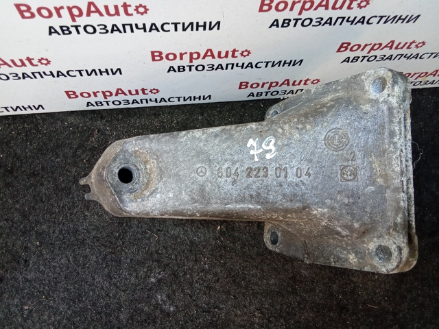 Кронштейн подушки (опори) двигуна, лівої 6042230104 MERCEDES