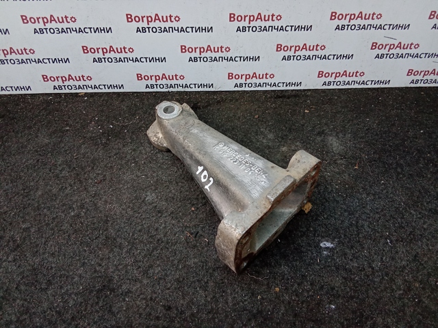 Кронштейн подушки (опори) двигуна, правої 6162231104 MERCEDES