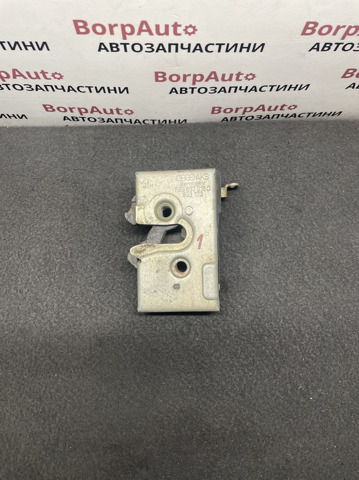 Замок передніх пасажирських дверей 893837016C VAG