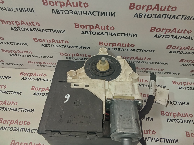 Двигун стеклопод'емника двері задньої, правої 8P4959802F VAG