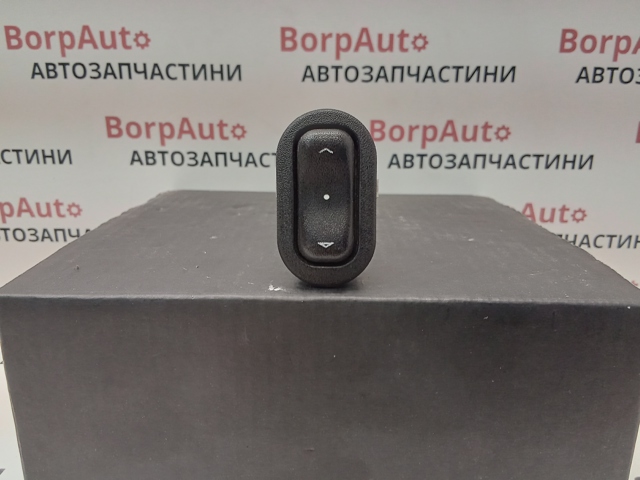 Кнопка вмикання двигуна склопідіймача задня 90561388 GM