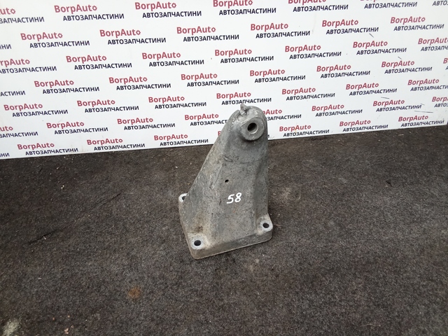 Кронштейн подушки (опори) двигуна, правої A6112230804 MERCEDES