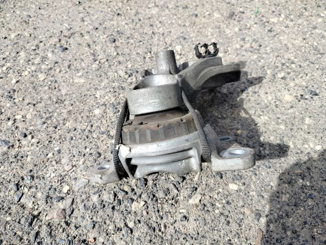 Подушка (опора) двигуна, права нижня 112100018R RENAULT