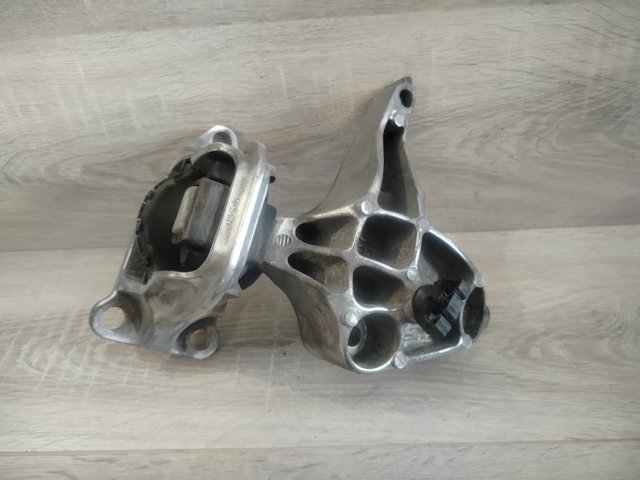Права подушка мотора 112100019R RENAULT