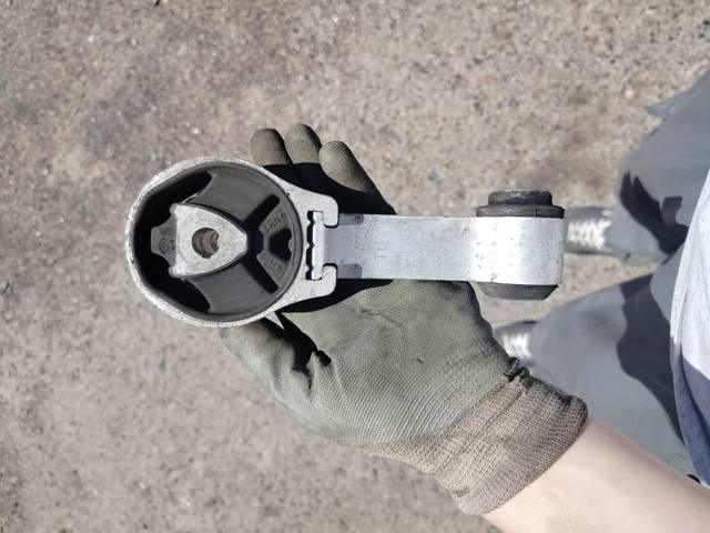 Подушка (опора) двигуна, права верхня 113560007R RENAULT
