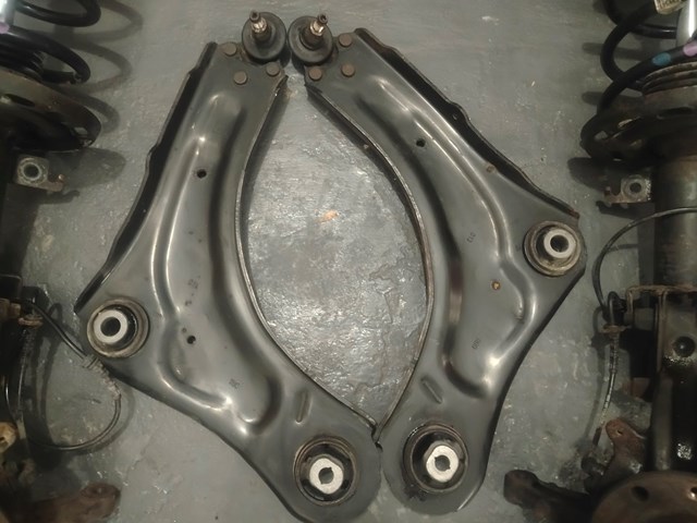 Правий важіль передній нижній підвіски 545008682R RENAULT