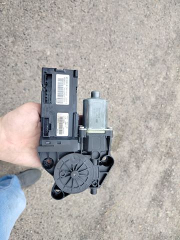 Моторчик склопідйомника двері задніх, лівих 807315510R RENAULT