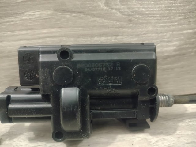 Мотор-привід відкриття лючка бака 8200305732 RENAULT