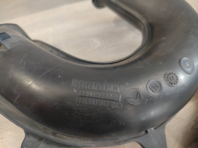 Дросельний патрубок 8200923128 RENAULT