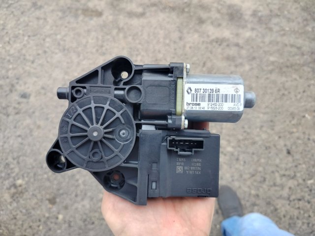 Мотор склопідйомника дверей задніх, правих 827306548R RENAULT