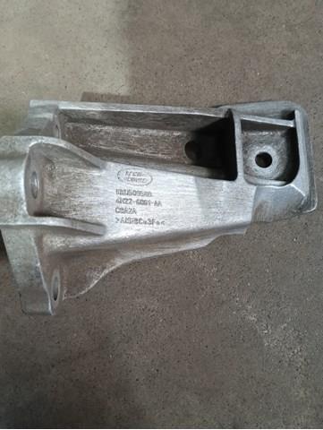 Кронштейн подушки (опори) двигуна, лівої KKU500580 LAND ROVER