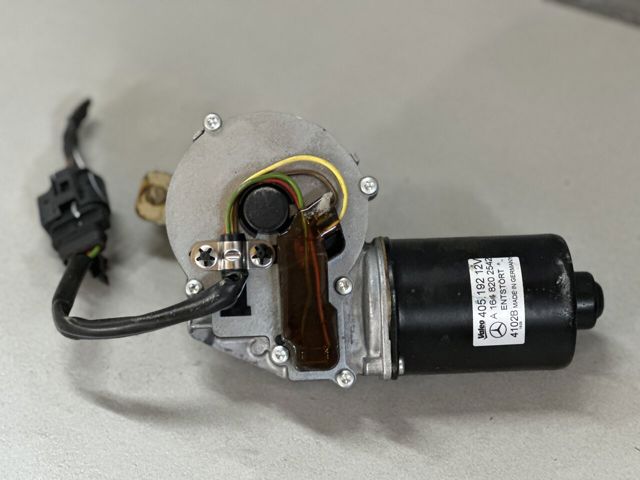 Двигун склоочисника лобового скла (трапеції) A1648202542 MERCEDES