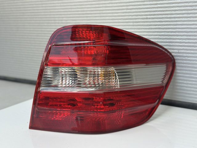 Ліхтар задній правий A1649061000 MERCEDES