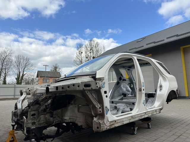 Чверть передня ліва A1666200150 MERCEDES