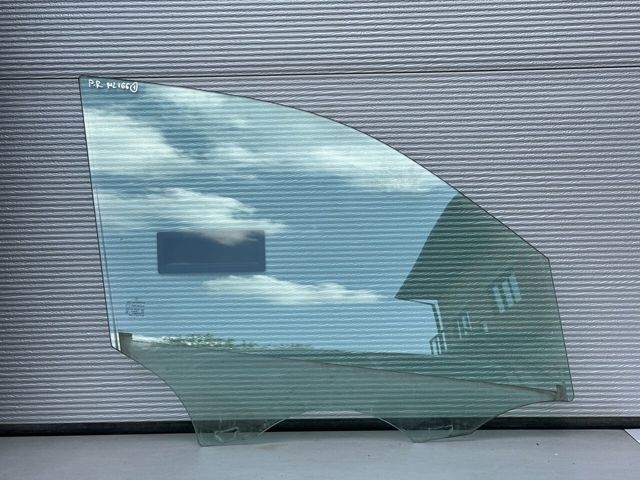 Скло пасажирських дверей A1667251410 MERCEDES
