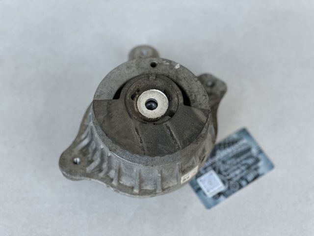 Ліва подушка двигуна A2052406617 MERCEDES