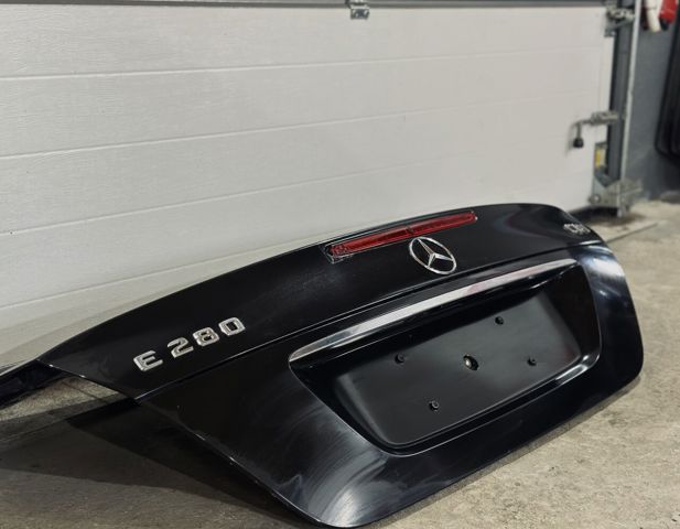 Кришка багажника кузова A2117500075 MERCEDES