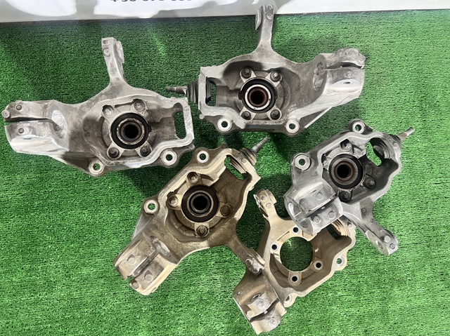 Кулак поворотний передній лівий 68303171AB CHRYSLER