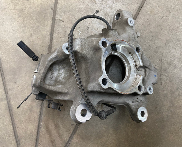 Кулак поворотний передній лівий 31216876847 BMW