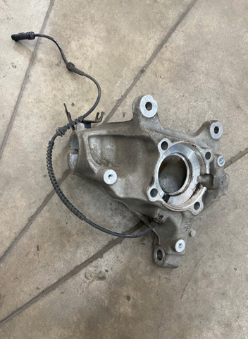 Цапфа поворотна права 31216876848 BMW