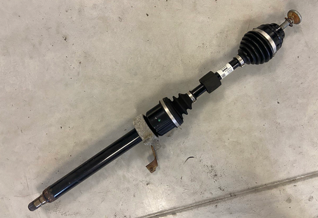 Піввісь передня, права 31608661690 BMW