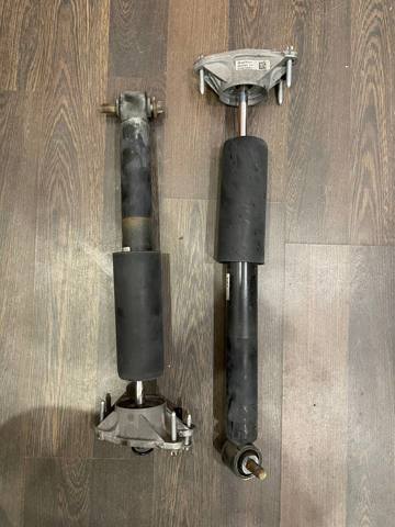 Амортизатор задньої підвіски 37106864762 BMW