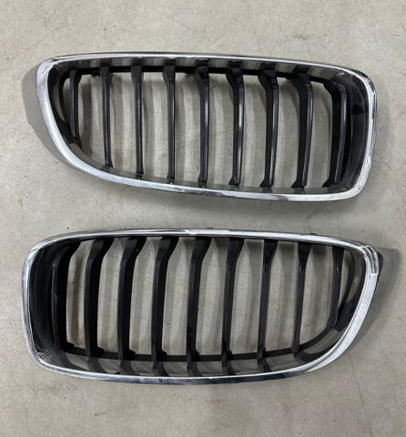Решітка радіатора права 51137294818 BMW